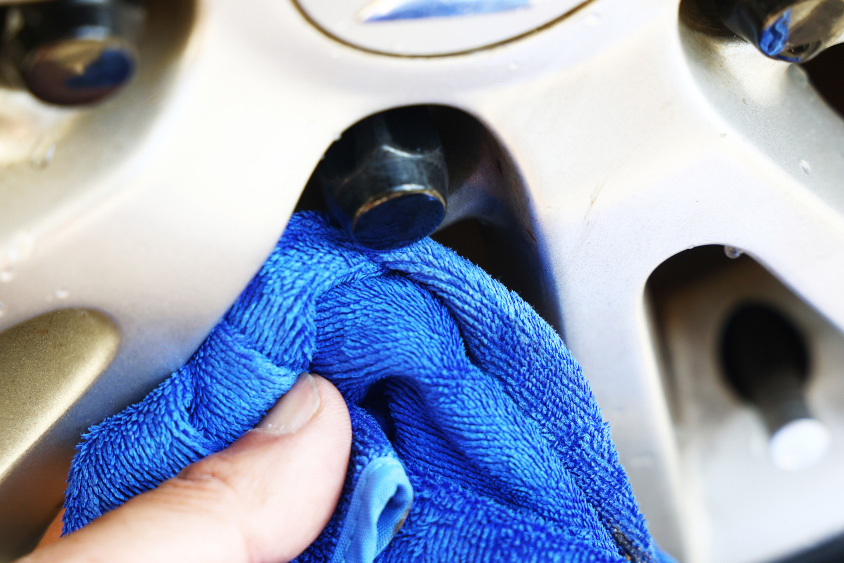 ホイールの拭き上げはナットの穴やスポークの裏などまでしっかりと行う