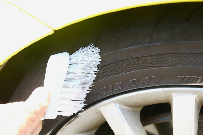 タイヤを洗って完走させたらブラシで汚れを取り除く