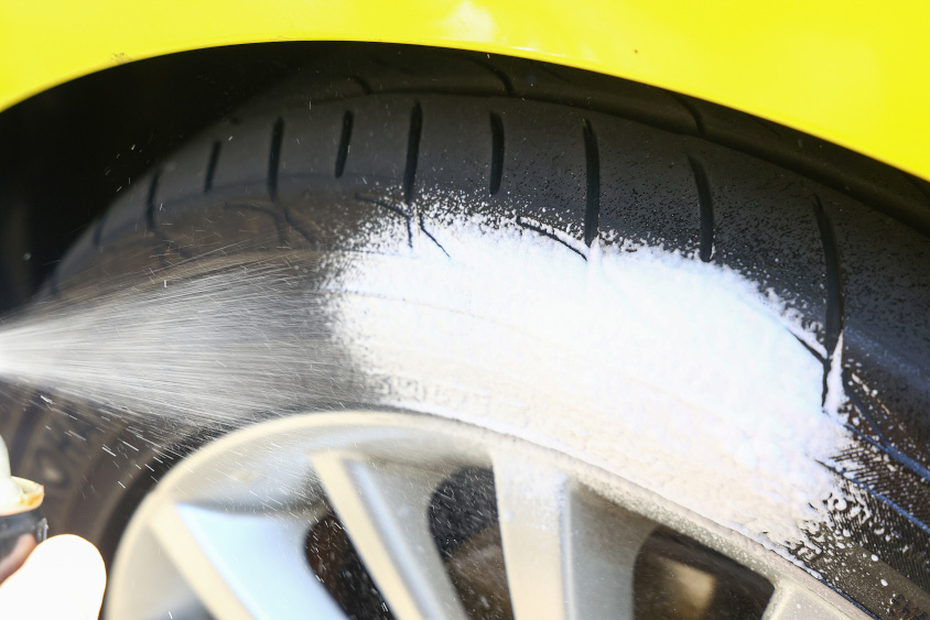 クリーナー効果のタイヤワックスで汚れ落としと表面も保護も行いたい