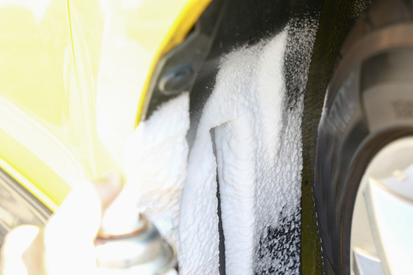 ホイールハウス内もクリーナー効果のあるタイヤワックスで汚れを落とす