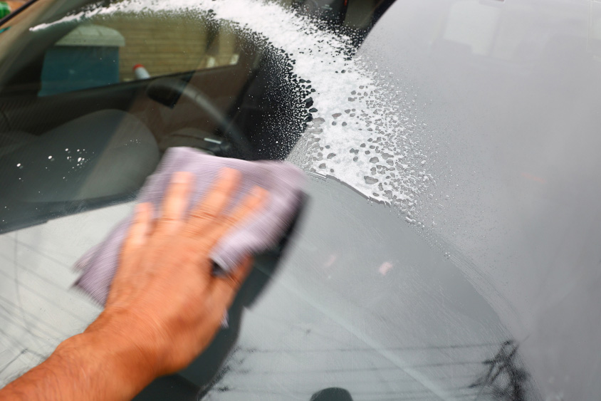 プロでも難しい!? 視界確保の基本、ウインドウをきれいにする方法