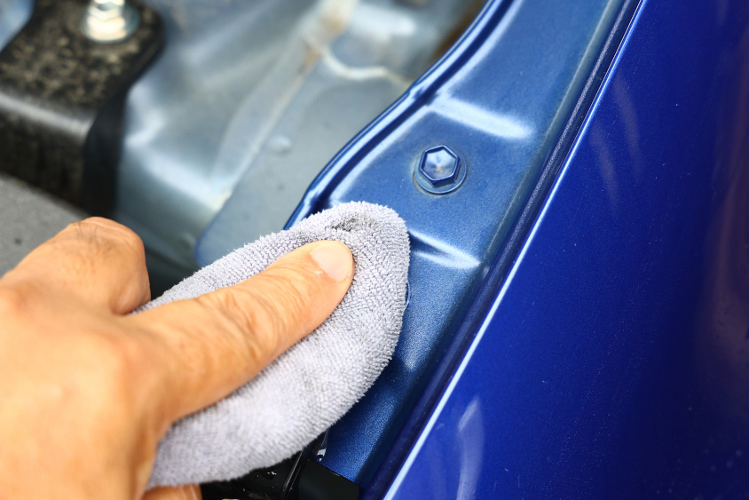 エンジンルームの両サイドも抜かりなく拭く