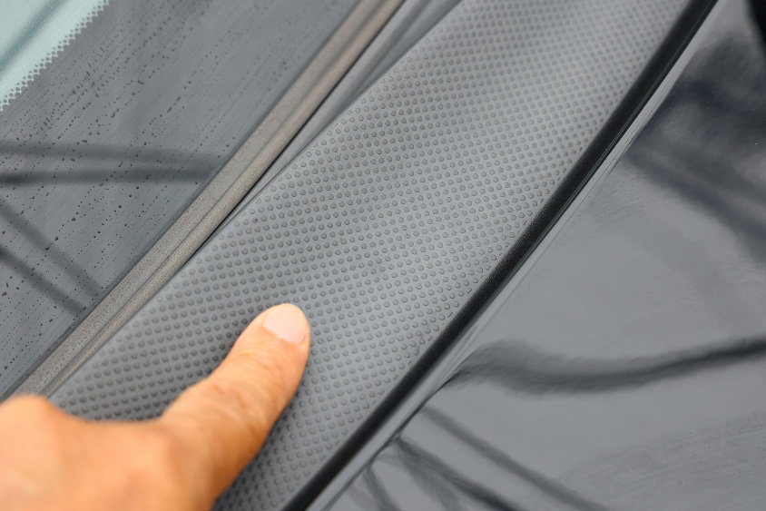 黒い樹脂は時間が経つと、紫外線などの影響で白くなってきて目立つのがネック