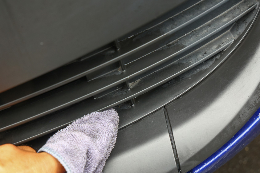 最近のクルマはグリルの造詣がかなり凝っていて拭きにくいのが難点