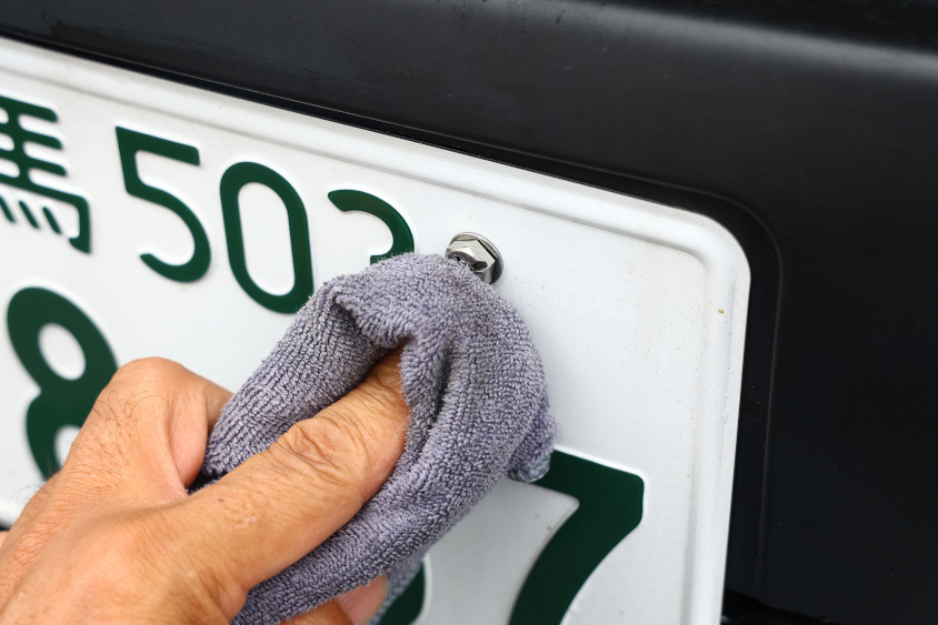 ナンバープレートが白いと全体の印象もグッと締まる