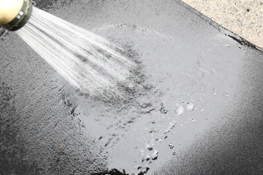 フロアマットは大量の水で汚れを落とす