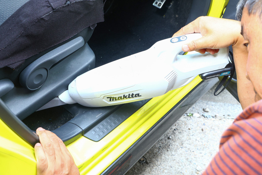 シートの下を掃除機をかける