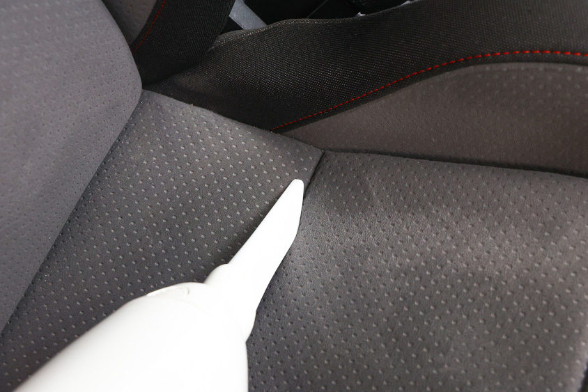 シートのステッチ部分に沿って掃除機をかける