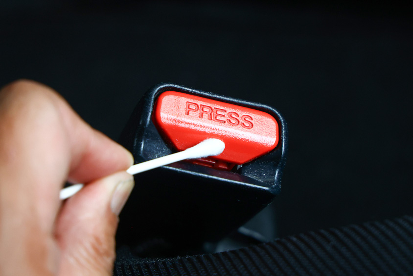 細かいところは綿棒や歯ブラシで