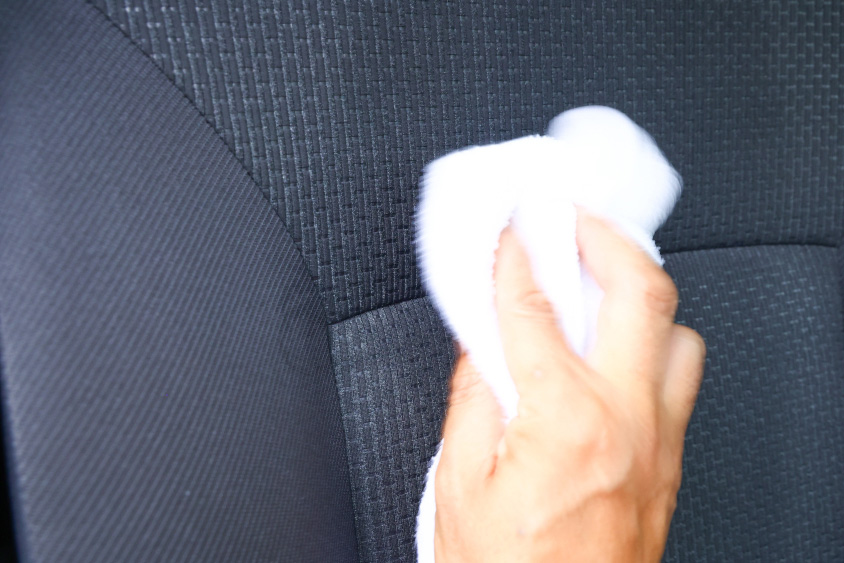 シートの汚れはトントンと叩いて汚れを取る