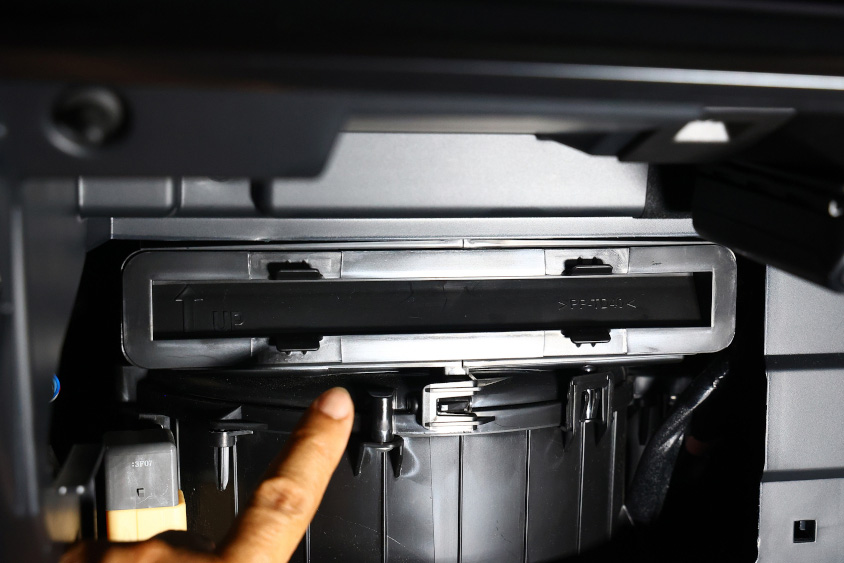 クルマのエアコンのフィルターはグローブボックスの奥