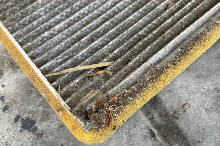 クルマの汚れたエアコンのフィルター