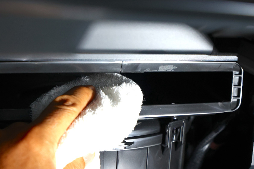 クルマのエアコンのフィルターのケースも拭いておく