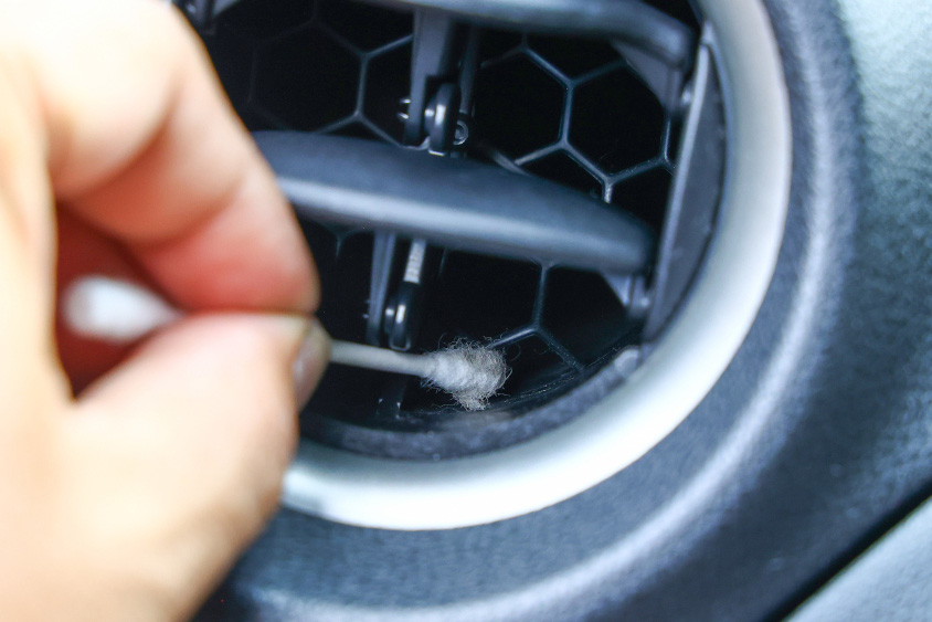 クルマのエアコンの吹き出し口は綿棒できれいにする