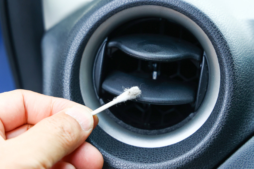 汚れが溜まりやすいクルマのエアコンの吹き出し口