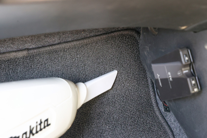 クルマの内気循環は助手席の足元から吸い込む