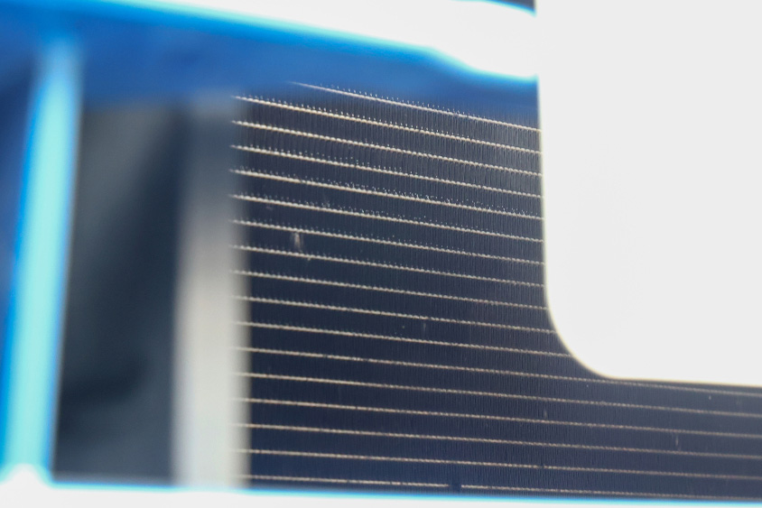 クルマのエアコンの効きをよくするためにコンデンサーのゴミを取り除く