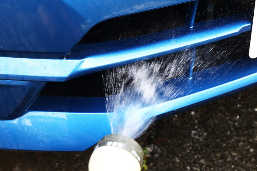 洗車の際にコンデンサーに水をかけてきれいにする