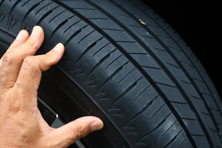 タイヤのひび割れや傷を目視でチェック