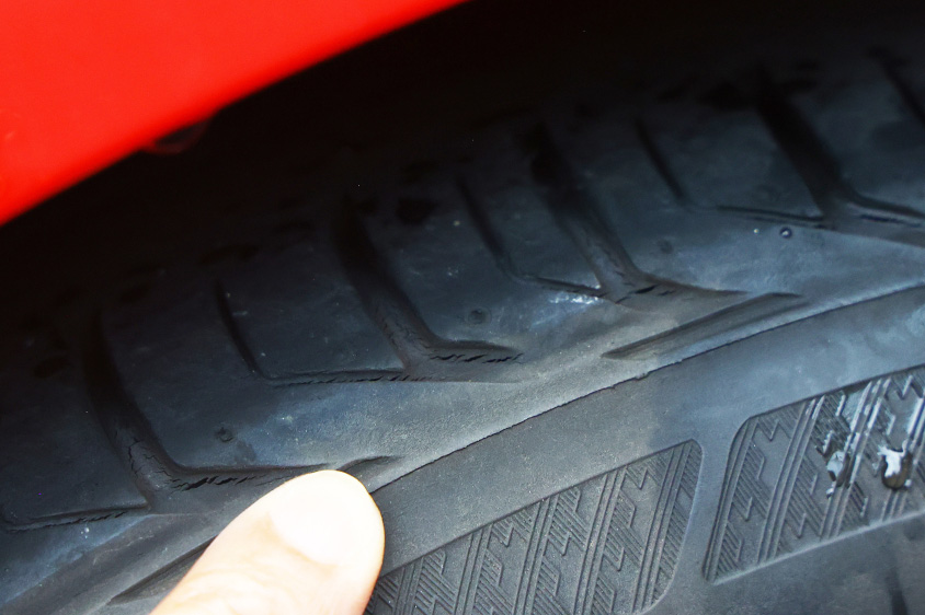 タイヤのヒビが入っている様子