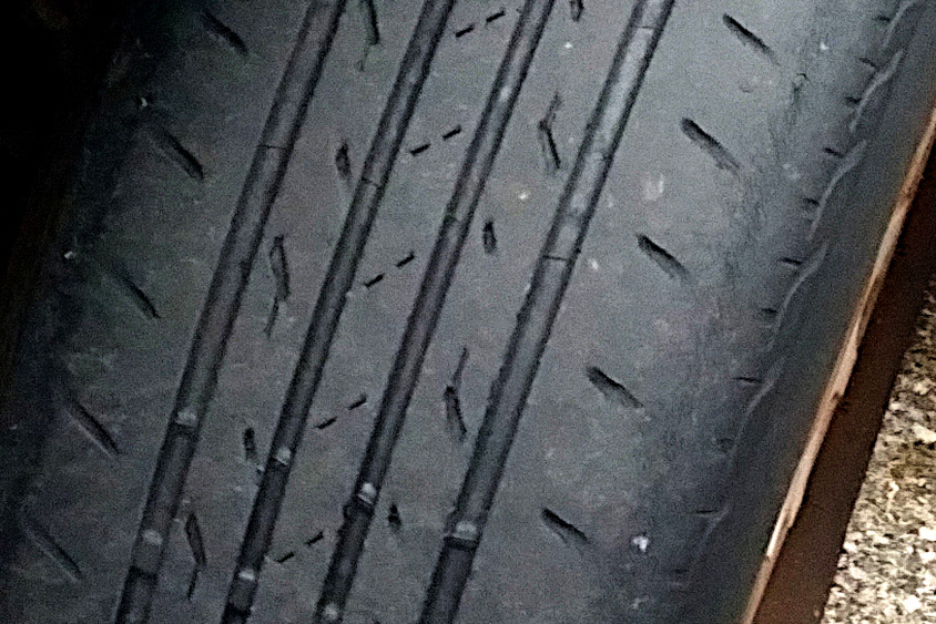 タイヤの偏摩耗の様子