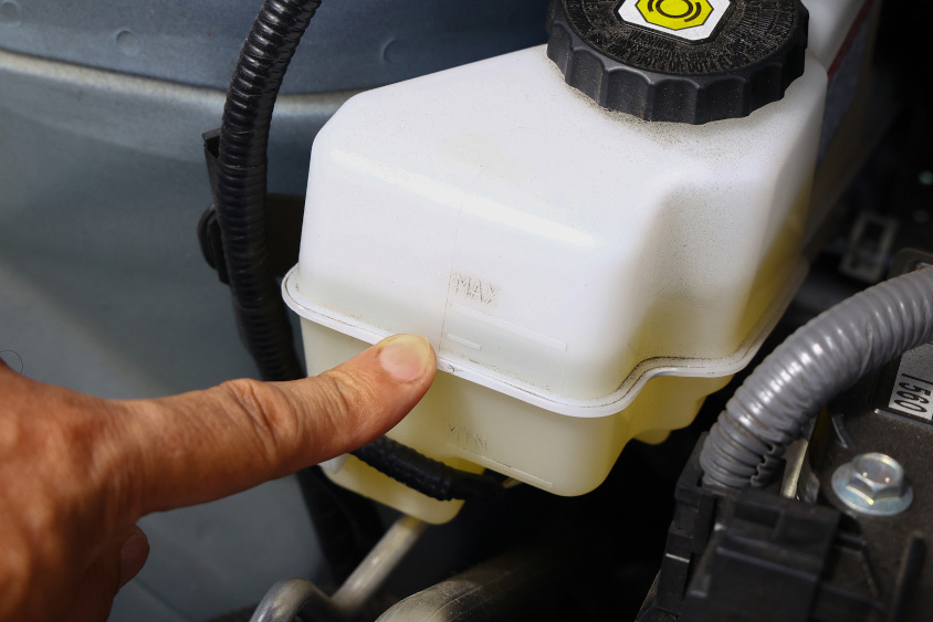 日常点検でブレーキフルードの量を確認