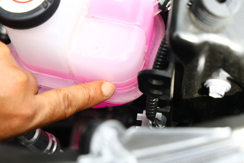 日常点検でクーラント（冷却水）の量を確認