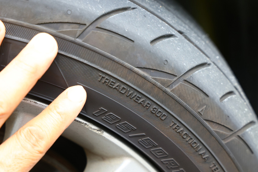 日常点検でタイヤの状態を確認