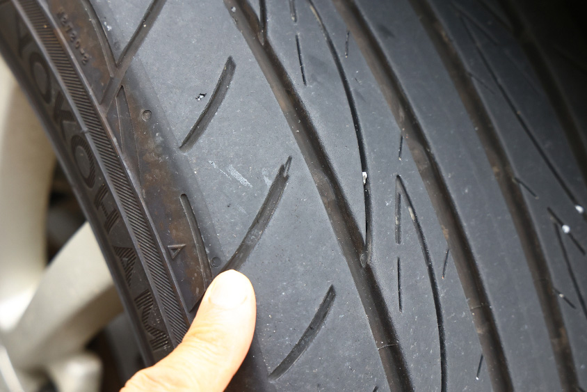 日常点検でタイヤの溝を確認