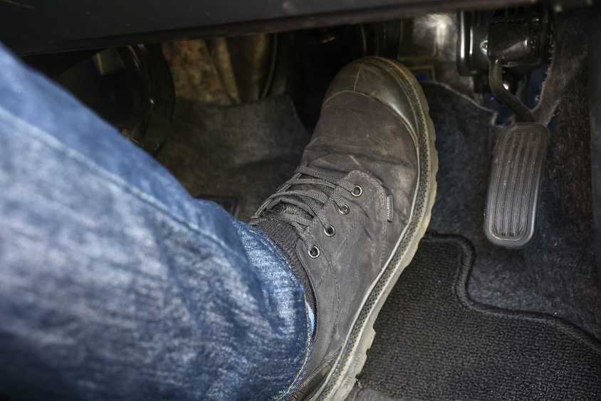 日常点検でブレーキの踏みしろと効きを確認