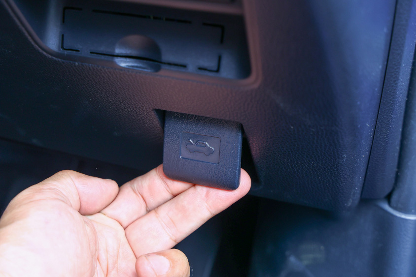 ボンネットを開けるレバー