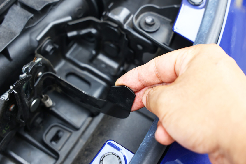 ボンネットのレバーは指先で操作が可能