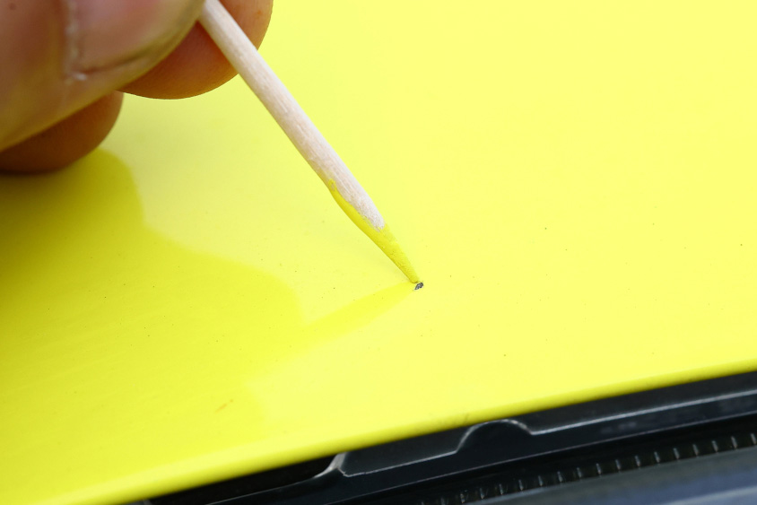 タッチペンの塗料を爪楊枝で差す