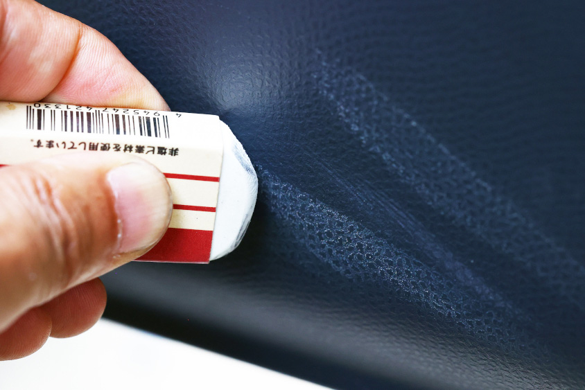 ドア内側の靴の跡は消しゴムで落とす