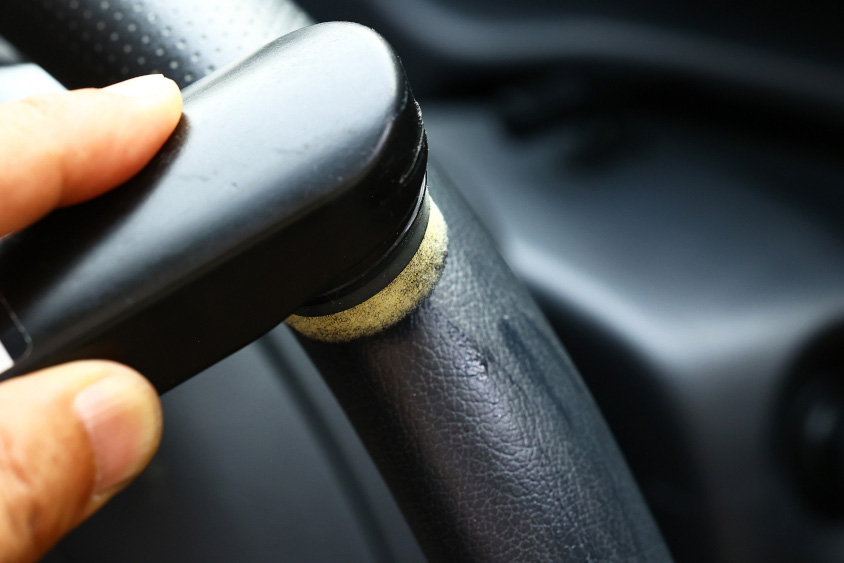 ハンドルのレザーの色落ちは革靴用のクリームを塗りよく乾拭きする