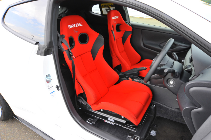 ブリッドのセミバケットシート