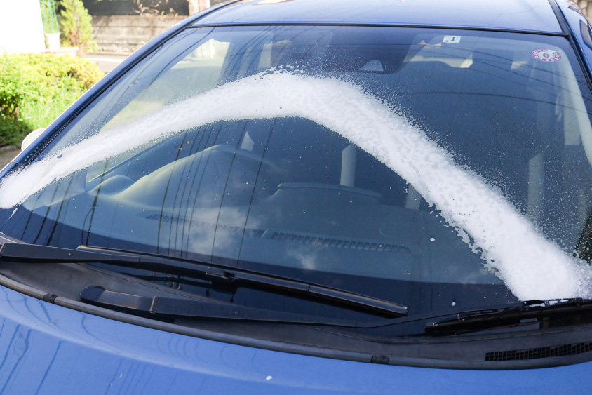 ガラスクリーナーはフロントガラスに「へ」の字にスプレー