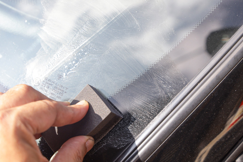 専用のクリーナーで油膜落とし