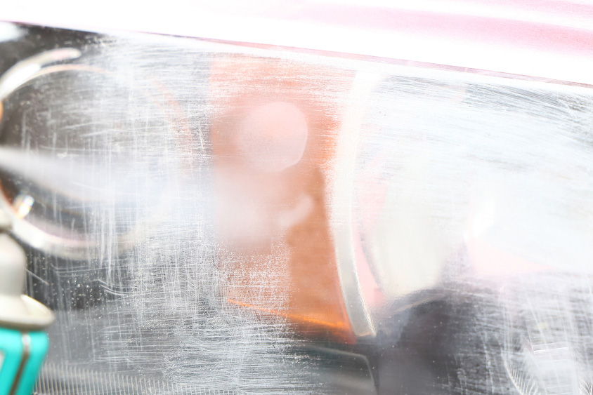 ヘッドライト用のクリア塗装スプレーを塗布している様子