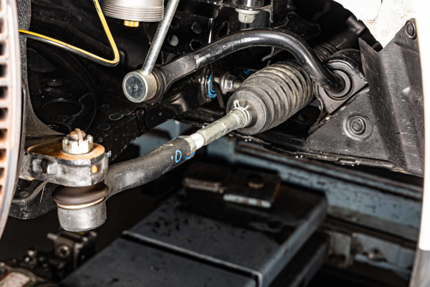 フロントのトー角はタイロッドの長さで調整する