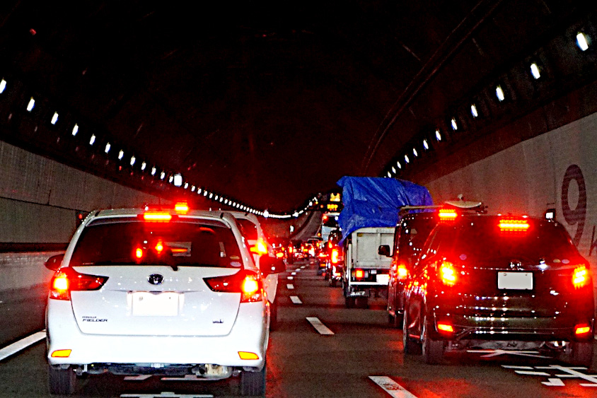 アクアラインのアクアトンネル内の渋滞