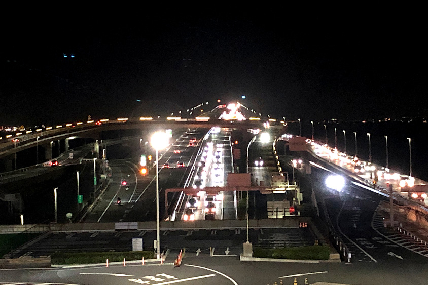 海ほたるパーキングエリアから見た上り線の渋滞