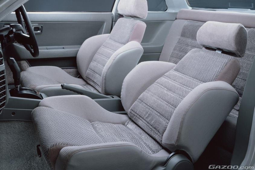 ホンダ・プレリュード（2代目）のシート