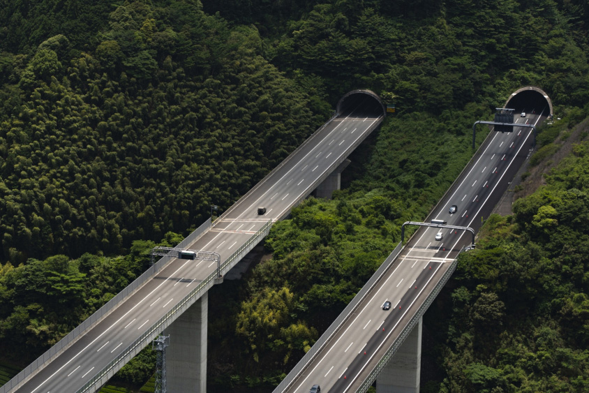 新東名高速道路の橋梁とトンネル