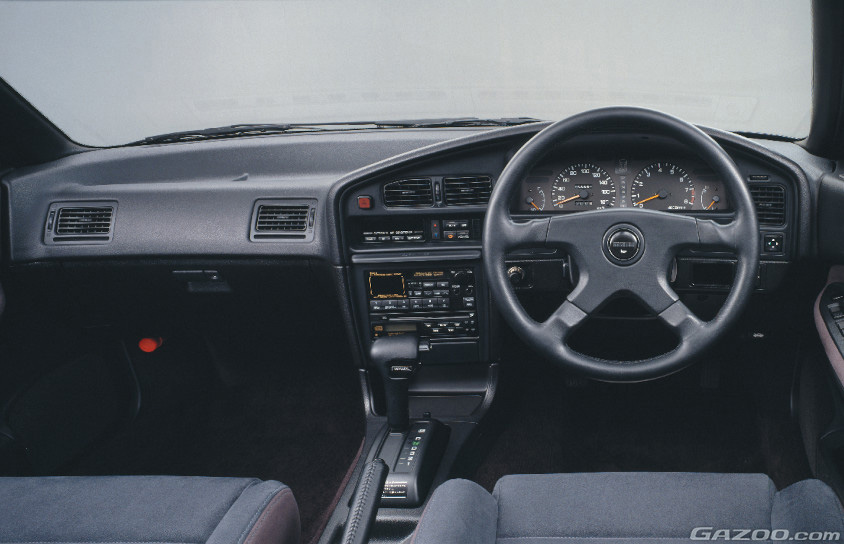 スバル・レガシィツーリングワゴンの運転席