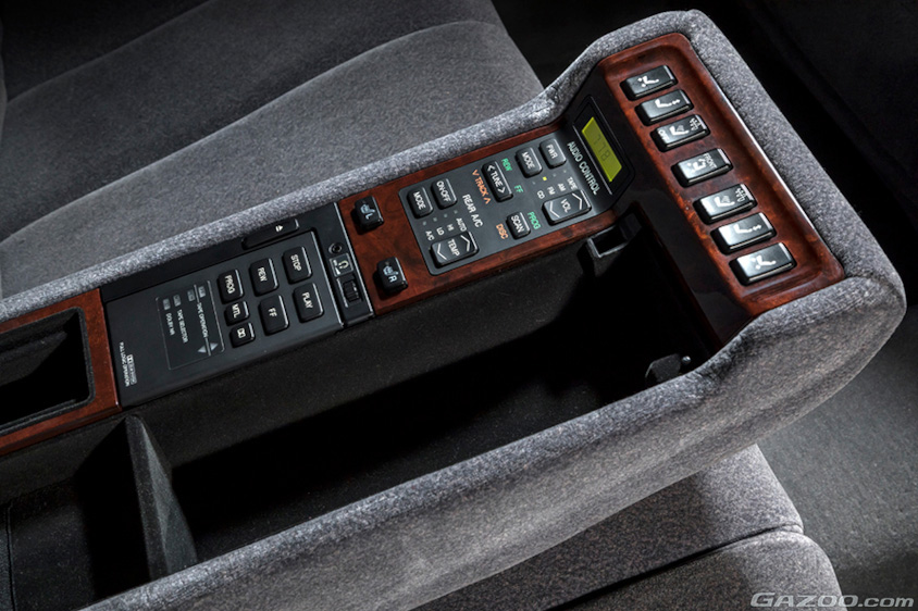 トヨタ・セルシオC仕様Fパッケージの後席はセンターアームレストに快適装備の操作パネルがある