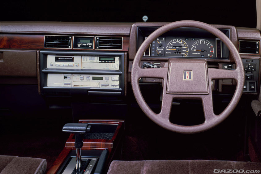 日産・セドリック（Y30）の運転席