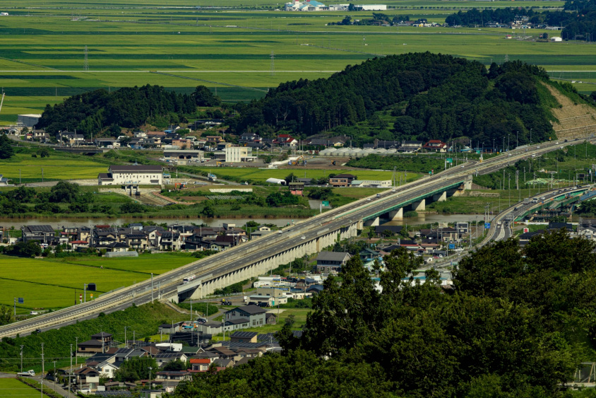宮城手県石巻市にあるトヤケ森山から見た三陸道