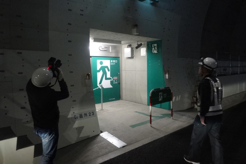 上下線の中央に造られた非常通路へ非常口