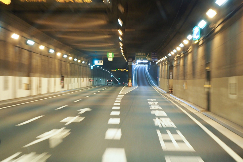 同じ山手トンネルの中野長者橋出入口は右側の分合流